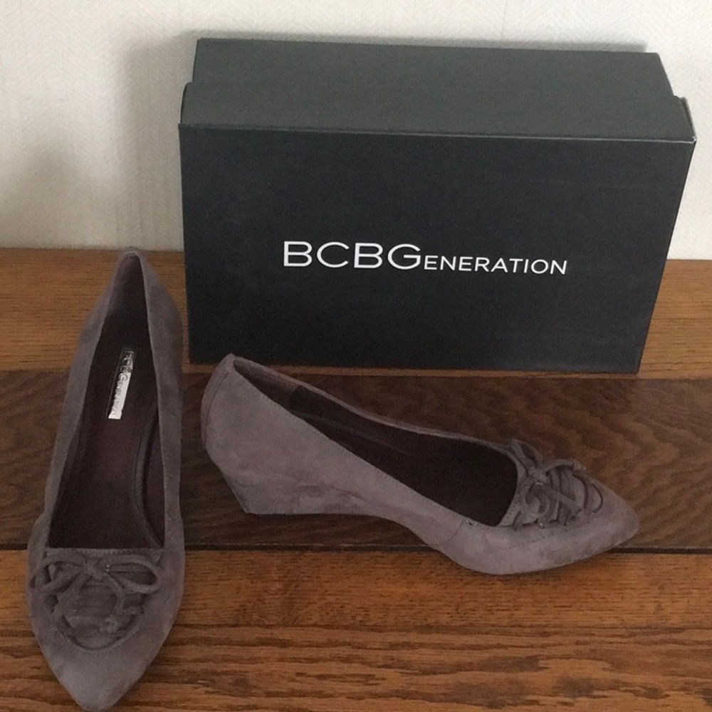 Cute suede BCBG gray suede wedges